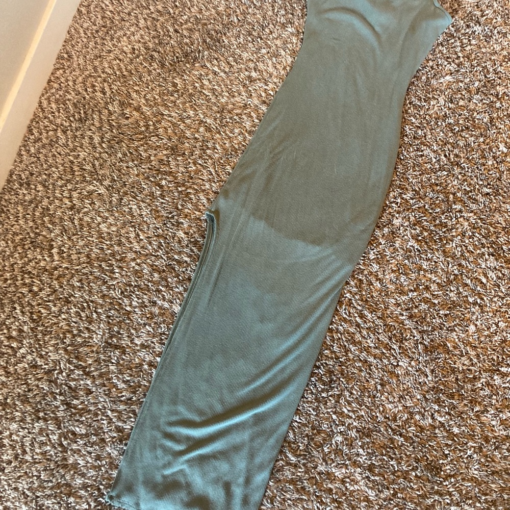 Windsor ruined tight body con midi dress with a high slit - Picture 3 of 8